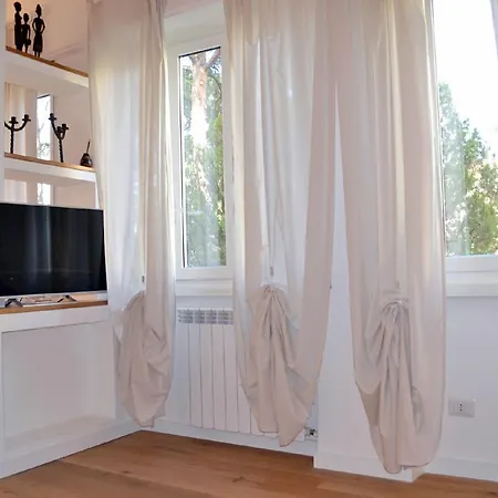 Modern, Spacious And Bright In Apartment *